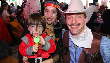 Alle kamen verkleidet: Familien machten am Kindermaskenball Rambazamba