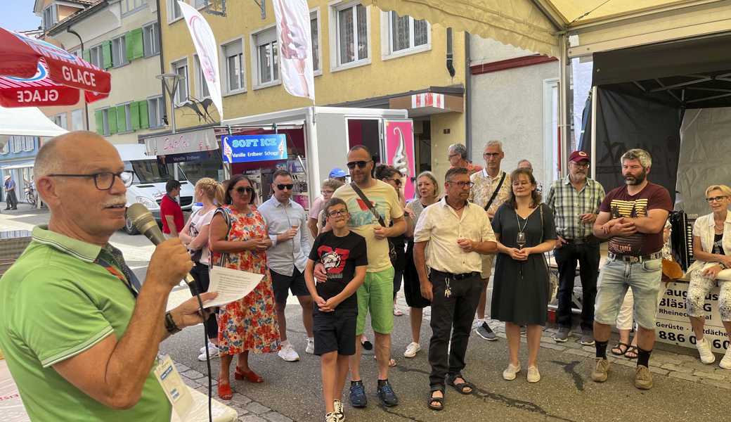 OK-Präsident Stephan Vitzthum spielte bei der Eröffnung des Fischmeile-Fests amüsant auf die Fussball-Europameisterschaft an und nannte einen der Programmpunkte so, als hätte er den 2:0-Sieg der Schweizer Nati gegen Italien vorausgeahnt.  OK-Präsident Stephan Vitzthum spielte bei der Eröffnung des Fischmeile-Fests amüsant auf die Fussball-Europameisterschaft an und nannte einen der Programmpunkte so, als hätte er den 2:0-Sieg der Schweizer Nati gegen Italien vorausgeahnt.