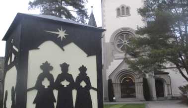 Wie ein grosser Scherenschnitt: Heilige Drei Könige vor der Kirche
