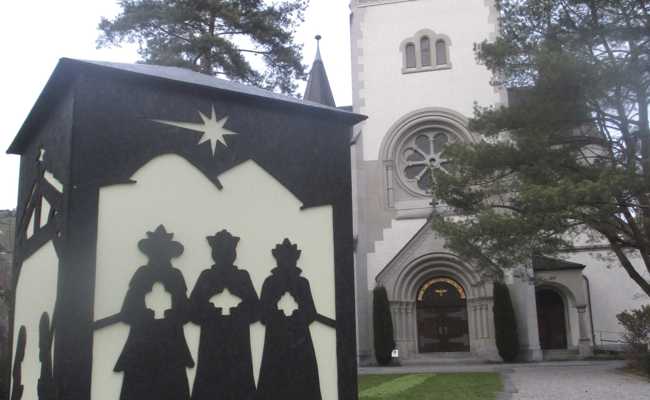 Wie ein grosser Scherenschnitt: Heilige Drei Könige vor der Kirche