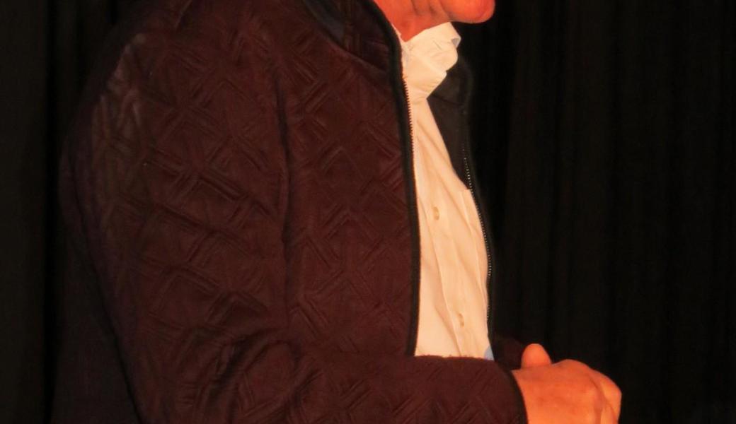 Kulturforumspräsident Beda Germann begrüsst die Besucher.