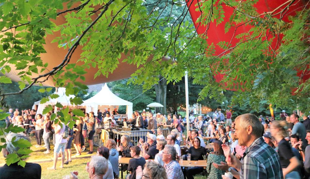 Eine stimmungsvolle Atmosphäre ist am «Kultur im Park» garantiert.  