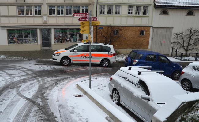 Erster Schnee: Mit Sommerreifen in Polizeiauto gerutscht