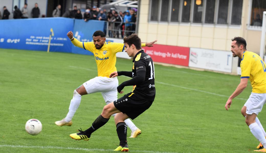 Voller Einsatz von Au-Bernecks Aussenverteidiger Saru Pirabakaran (links) gegen Björn Ergens vom FC Altstätten. Die Auer Verteidigung, zu der auch Cédrik Kriebel (rechts) gehört, liess wie beim ersten Heimspiel (0:0 gegen St. Margrethen) kein Gegentor zu. 