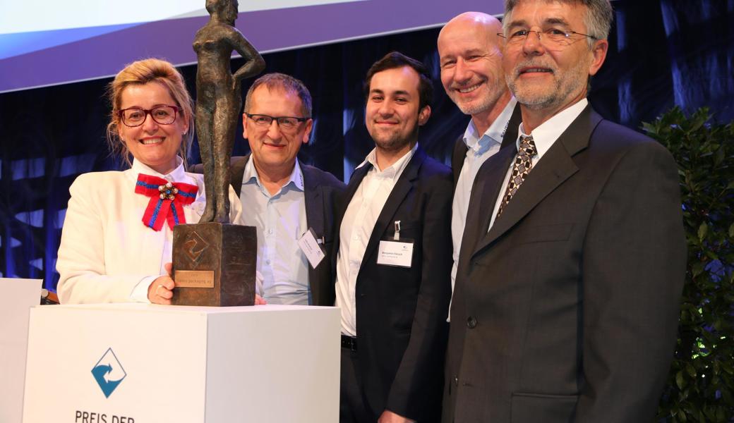 Vertreter der Säntis Packaging AG freuten sich mit ihrer Chefin, Bettina Fleisch, über den Preis der Rheintaler Wirtschaft.