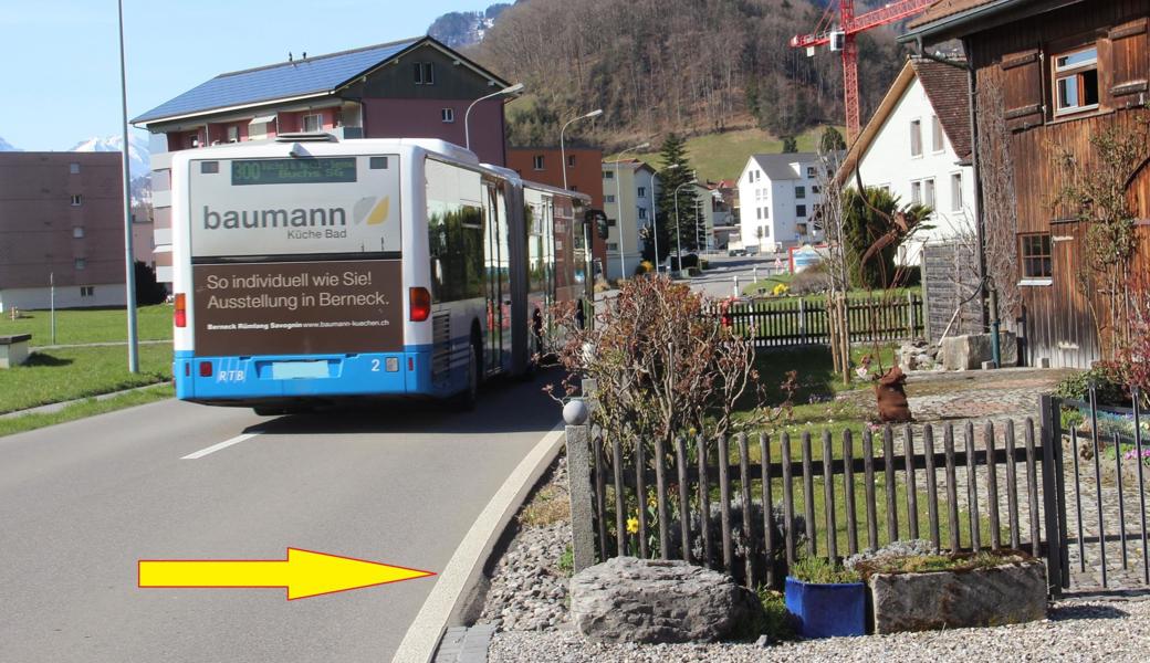 Dieser Bus ist dem am Strassenrand stehenden Fotografen mit genug Abstand ausgewichen. Ein anderer, vom Kreisgericht verurteilter Busfahrer wurde schuldig gesprochen, einen E-Bikefahrer so abgedrängt zu haben, dass er auf den schmalen Schotterstreifen (Pfeil) geriet, zwischen Bus und Hag eingeklemmt war - und stürzte.