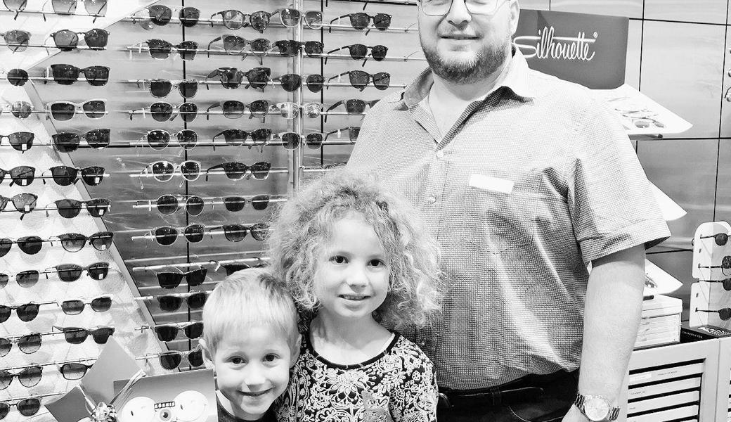 Wettbewerbsgewinner Janik Ehrenbold mit Schwester Leonie und Marcel Kuratli von Kühnis Optik (von links). Bild: pd