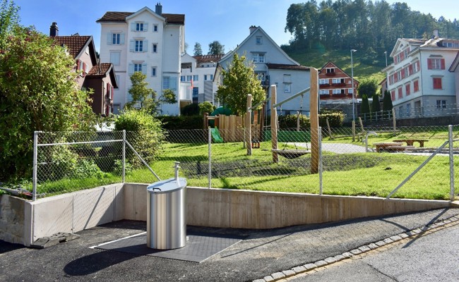 An zentraler Lage im Dorf steht ein neuer Unterflurcontainer