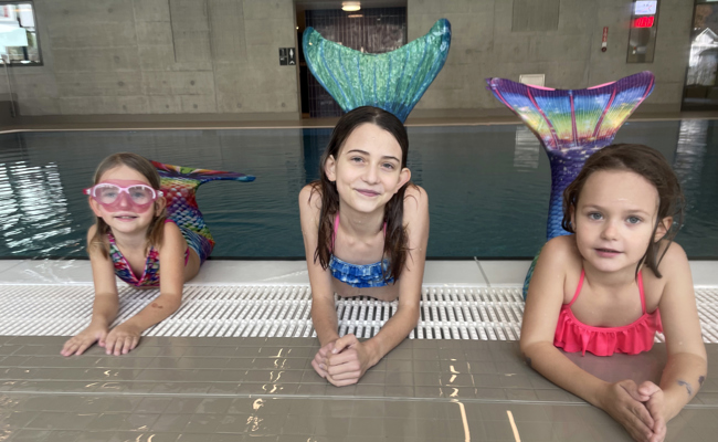 Gib Flosse, Schwester: Meerjungfrauen im Hallenbad