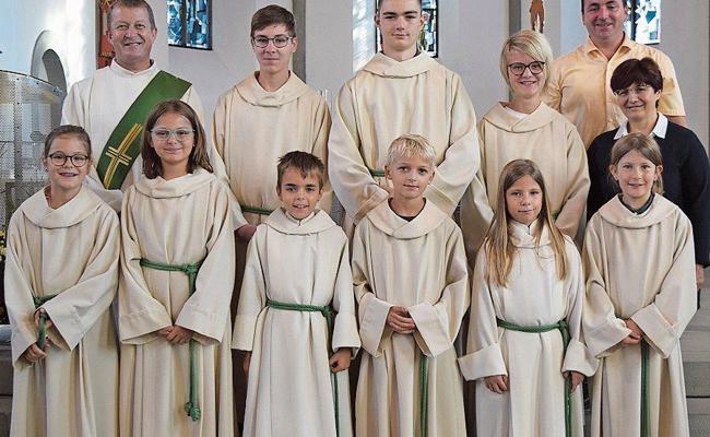 Ministranten nehmen ihren Dienst auf