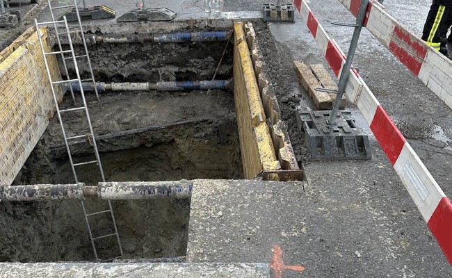 Arbeiter stürzt in Grube - aufwendige Bergung mit dem Hubretter