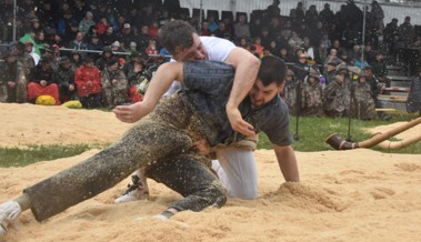 Schirm, Pellerine und Zwilchhosen – Schwinger und Zuschauende trotzen dem Regen und der Kälte Schirm, Pellerine und Zwilchhosen – Schwinger und Zuschauende trotzen dem Regen und der Kälte