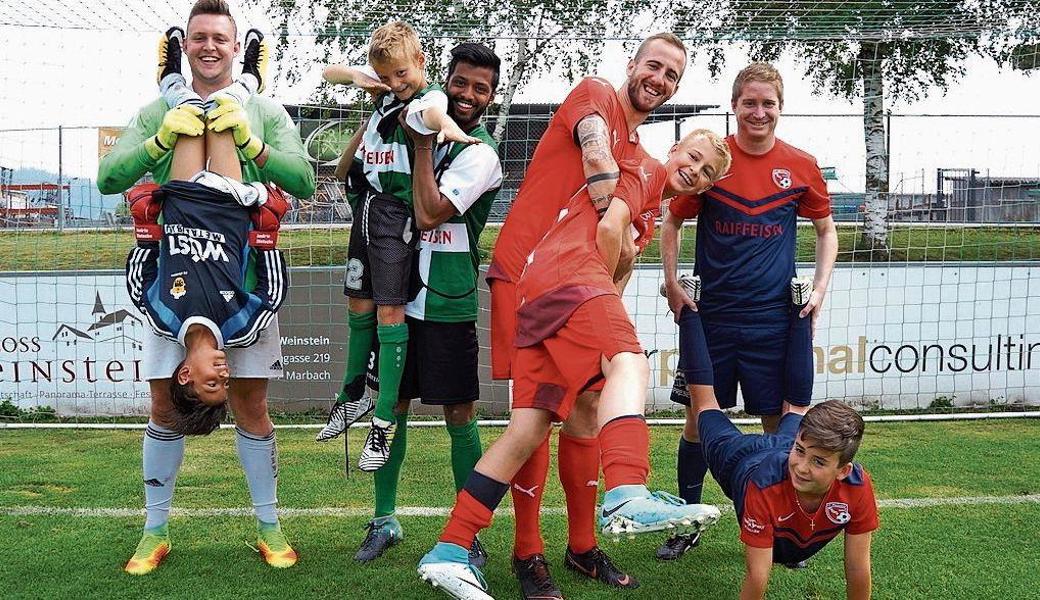 Mit viel Spass in Richtung Rebsteiner Pokalturnier (v. l.): Andrin Dietsche mit Elia (FC Altstätten), Piri Kamalanathan mit Lionel (FC Rebstein), Florian Haltiner mit Robin (FC Montlingen) und Michael Hausmann mit Andrin (FC Rheineck).
