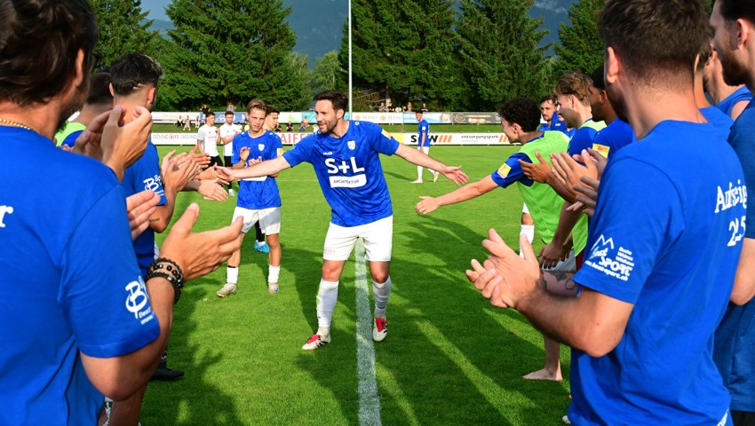Im letzten Spiel der Saison wurde der zurücktretende Ilija Ivic verabschiedet. Im letzten Spiel der Saison wurde der zurücktretende Ilija Ivic verabschiedet.