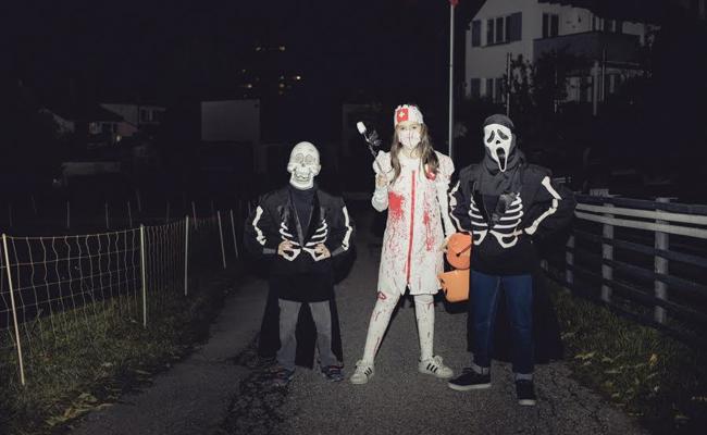 Bunte Geister ziehen durch die Dörfer