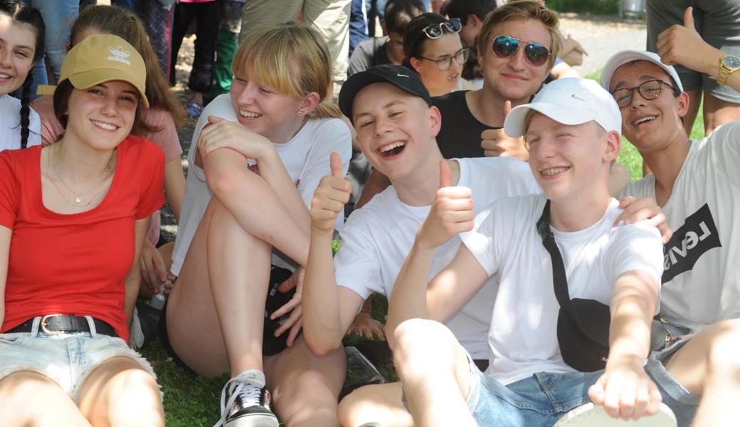 Zum Tanzen vor der Bühne war es zu heiss. Aber unter den Sonnenschirmen genoss man das Open-Air sichtlich.