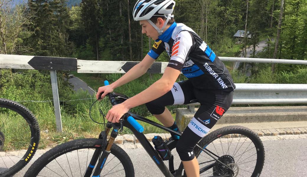 Noé Dürr aus Eichberg fuhr an einem Tag 27 Mal auf den Hölzlisberg. Damit schaffte der Moutainbiker 8848 Höhenmeter, die der Höhe des weltgrössten Bergs Mount Everest entsprechen. 