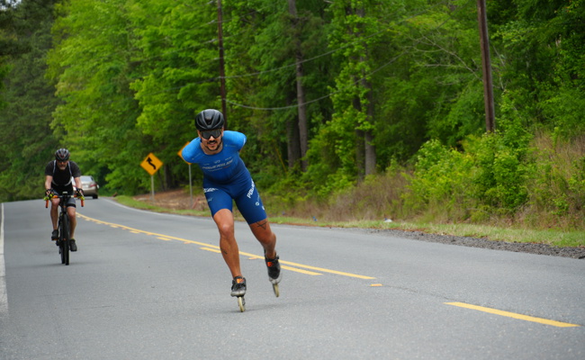 Nach unzähligen Hundeattacken und Polizeikontrollen: Rüthner schafft neuen Weltrekord auf Inlineskates