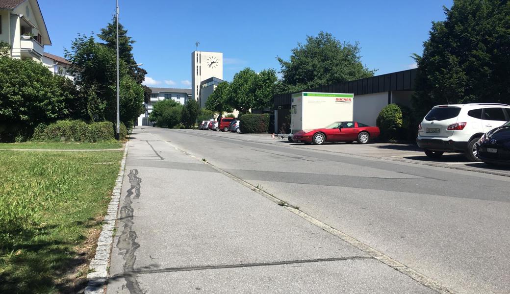 Die Schwelle und damit auch die Verkehrsberuhigung auf Höhe des Friedhofes sind wieder verschwunden.