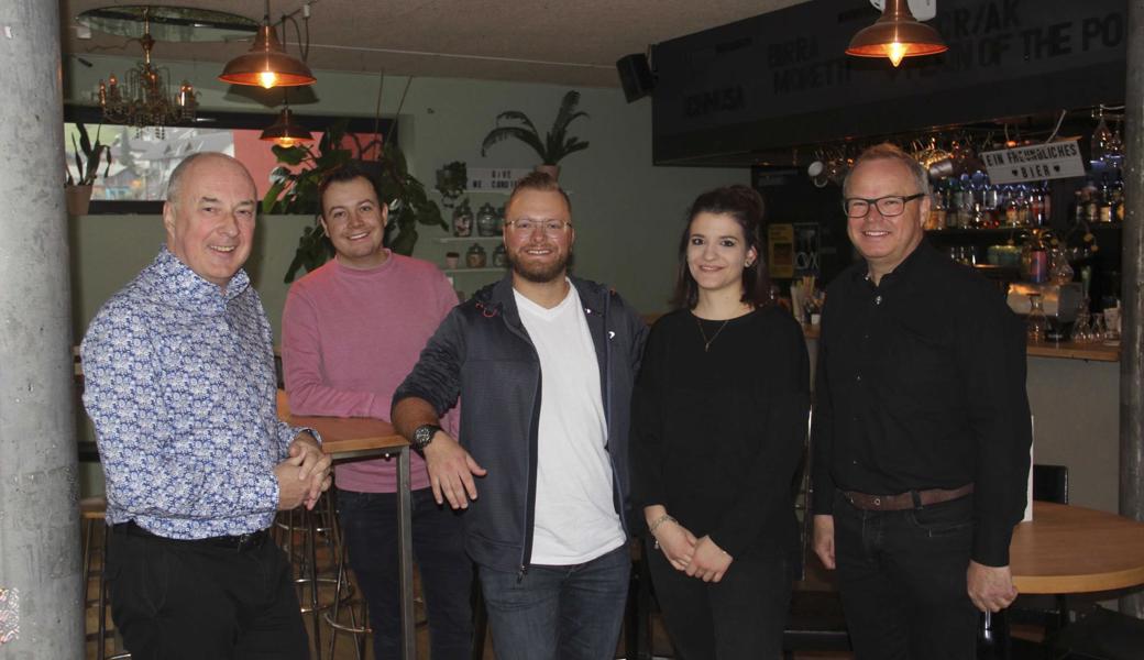Daniel Thür (Mitte) übernimmt die In-Bar «Breite» von Astrid Dörig, die das Lokal fünfeinhalb Jahre geführt hat. Mit dem neuen Pächter freuen sich (v. l.) Roger Stieger, Fabian Sonderegger und Roman Ammann.