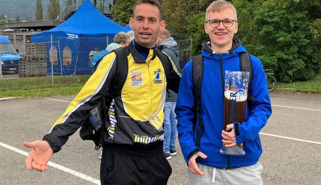 Ritterschlag vom Rheintaler Laufsportkönig: Mathias Nüesch (links), selber Sieger, beglückwünscht den starken Fabian Benz.