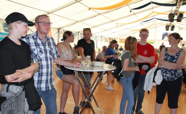 Zugezogene auf dem Festgelände begrüsst