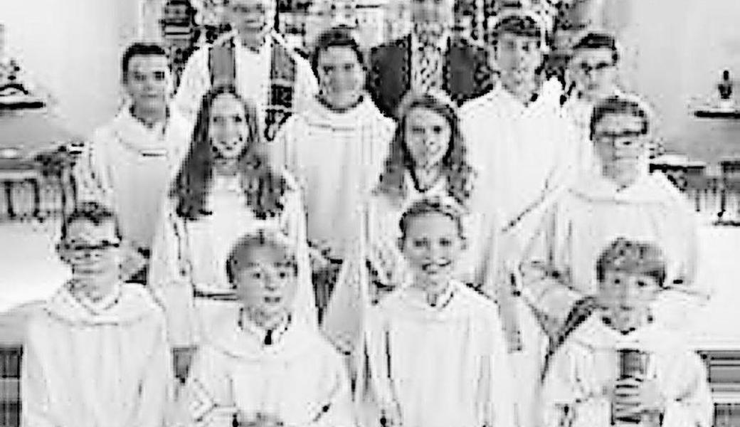 Im Rahmen des Sonntagsgottesdienstes wurden vier neue Ministranten aufgenommen und sieben verabschiedet. Bild: pd
