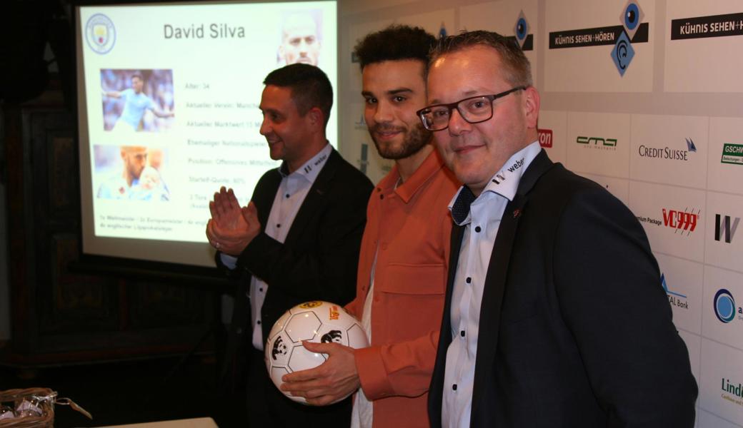 FCSG-Spieler Nicolas Lüchinger (Mitte) erhielt von OK-Präsident Urs Schneider (rechts) einen Ball mit allen teilnehmenden Mannschaften, nachdem er die Fragen von Michael Zeller beantwortet hatte.