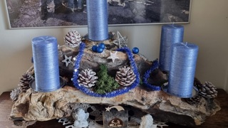 Erich Kundert hat in seinem blauen Arrangement bereits die Weihnachtskrippe integriert.