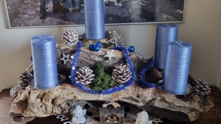 Erich Kundert hat in seinem blauen Arrangement bereits die Weihnachtskrippe integriert. Erich Kundert hat in seinem blauen Arrangement bereits die Weihnachtskrippe integriert.