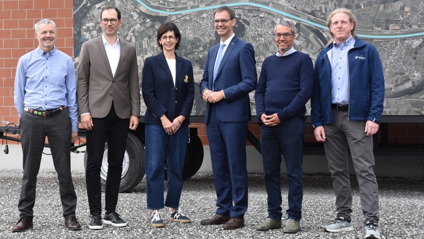 Grenzübergreifendes Megaprojekt: Die St. Galler Regierungsrätin Susanne Hartmann und der Vorarlberger Landeshauptmann Markus Wallner (Mitte), flankiert von den IRR-Mitarbeitern Markus Schatzmann, Markus Mähr (Geschäftsführer), Sanjay Doshi und Bernhard Valenti.