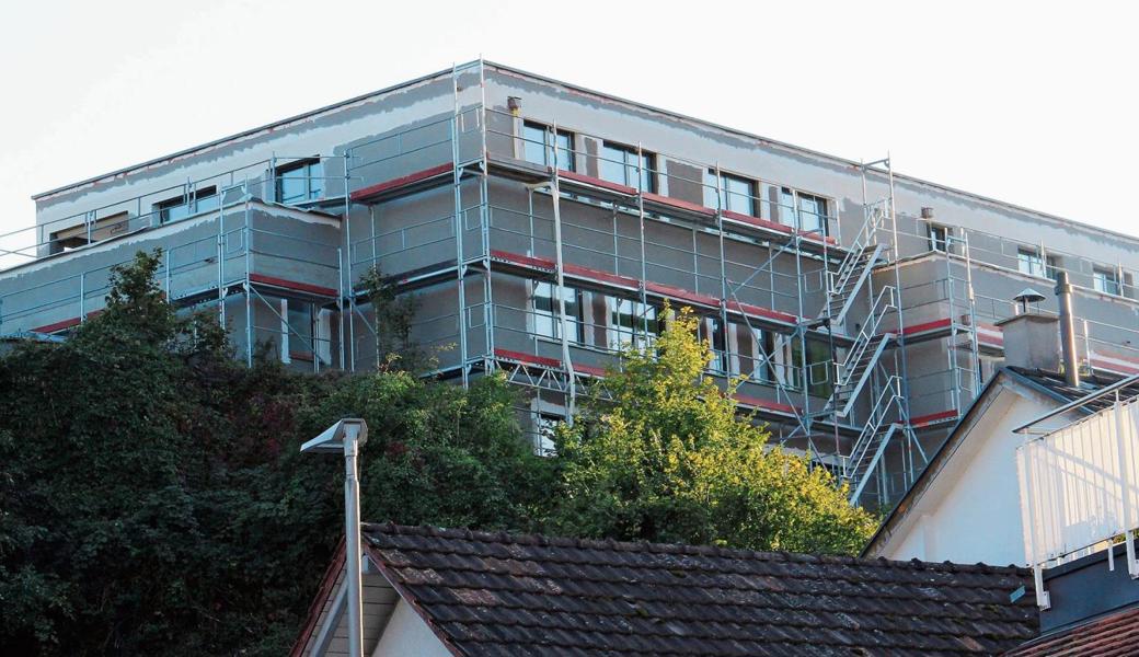 Über den Dächern von Altstätten thront die Felsenburg. Nur gut zwei Jahre nach der Fertigstellung ist sie wieder eingerüstet. 