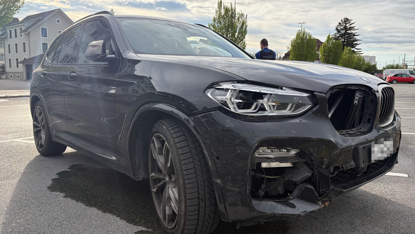 Auch das Auto wurde bei der Kollision beschädigt. Auch das Auto wurde bei der Kollision beschädigt.