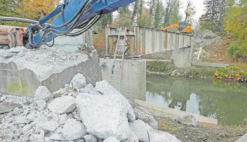 Ob die Stahlbrücke etwa 70 oder doch über 100 Jahre alt war und ob sie nur im Bruggerhron gestanden hat, lässt sich wohl kaum mehr nachweisen. 