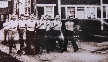 1955 wurde Reporter Sepp Renggli auf den Turnverein aufmerksam 1955 wurde Reporter Sepp Renggli auf den Turnverein aufmerksam