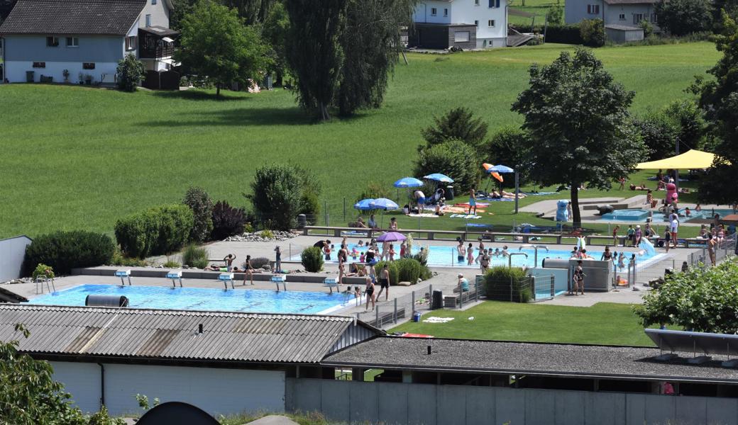 In Berneck und weiteren Rheintaler Freibädern können die Corona-Bestimmungen bisher recht gut eingehalten werden. Mit besserem Wetter könnte der Andrang aber steigen. 