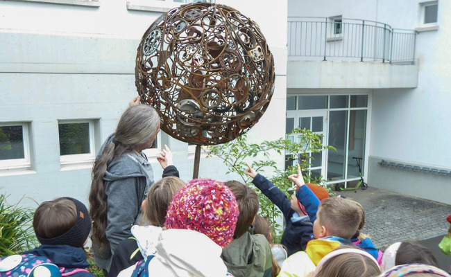 Kinder bauen Spielball mit einem Künstler Silvan Köppel