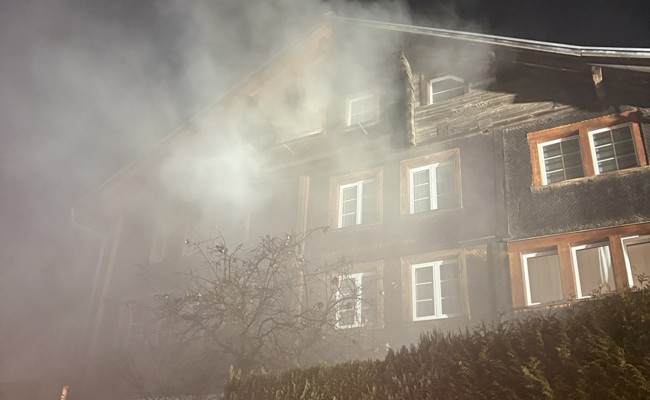 Brand in Doppeleinfamilienhaus an der Oberfeldstrasse – Feuerwehr mit 50 Personen im Einsatz