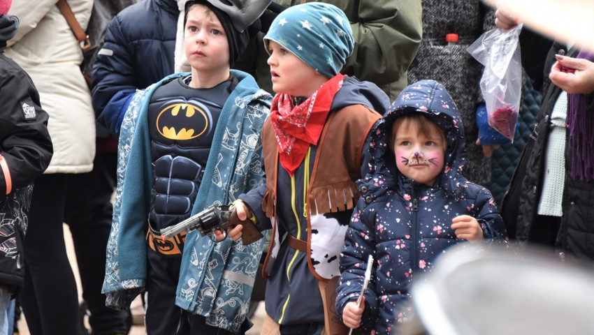 Spass für Gross und Klein bei der «Fasnacht am Markt» Spass für Gross und Klein bei der «Fasnacht am Markt»