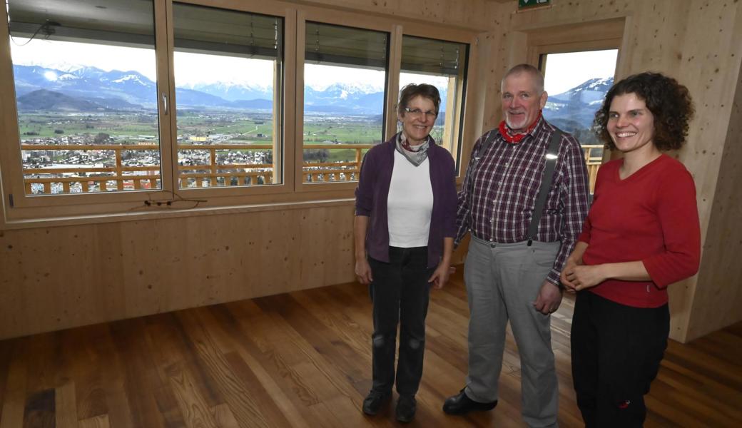 Das Ambiente ist neu, die Aussicht dieselbe wie früher. Rosmarie und Fridli Kobler mit ihrer Tochter und neuen Wirtin im «Ziel», Sonja Halter-Kobler.