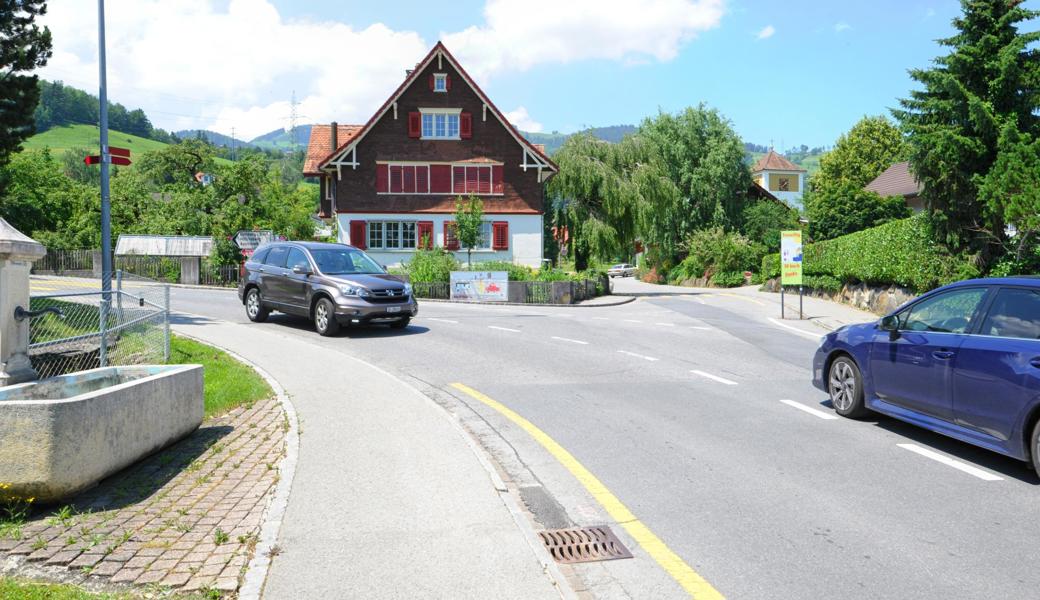 Auch hier gilt Rechtsvortritt. Ein Trottoir über die von rechts neben dem Haus herab führende Brandgasse wird die Vortrittsregelung ändern. Dann wird man auf der abbiegenden Ringgasse Vortritt haben .