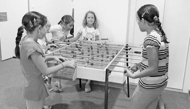 Kinder spielen in der Ludothek