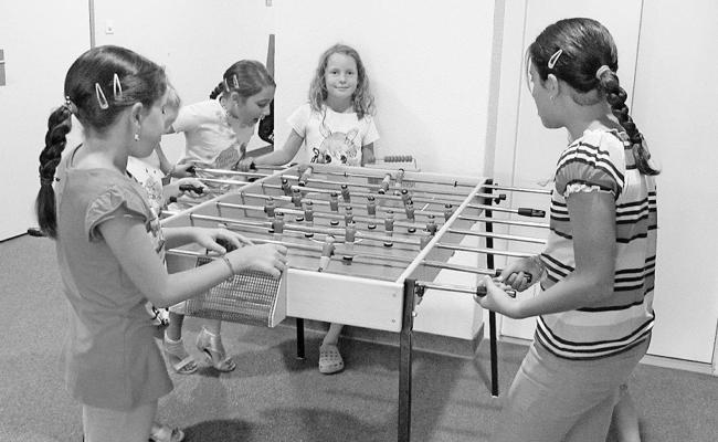 Kinder spielen in der Ludothek