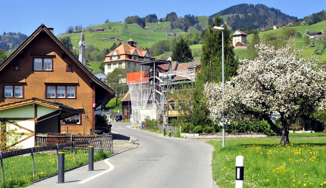 Die Rietstrasse zwischen Schulhaus Roosen (im Rücken des Fotografen) und Schulhaus Kirchfeld sowie dem Kindergarten Sonnenhügel ist Schulweg vieler Lüchinger Kinder. Hier hat sich diese Woche der Fahrer eines Lieferwagens verdächtig verhalten.