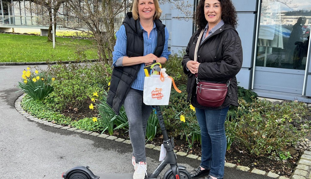 Katrin Büchi (links) bekam von Letizia Wenger vom Verein Chance Industrie den E-Scooter überreicht