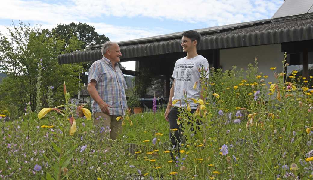 Peter Riedener (links) und Philipp Oesch haben den Garten des Pensionierten für das Foto ausgewählt. Die Blumenwiese sehen sie sinnbildlich für eine blühende Zukunft der Schulkinder. Ihre Berufung war und ist, den Grundstock hierfür zu legen.  Peter Riedener (links) und Philipp Oesch haben den Garten des Pensionierten für das Foto ausgewählt. Die Blumenwiese sehen sie sinnbildlich für eine blühende Zukunft der Schulkinder. Ihre Berufung war und ist, den Grundstock hierfür zu legen.