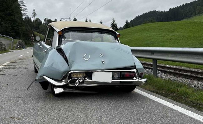 Autofahrer verhält sich richtig beim Alpabzug, trotzdem geschieht ein Unfall