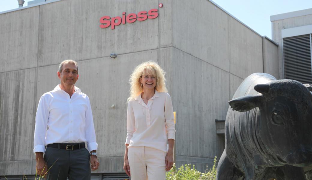 Jürg Spiess, CEO Gustav Spiess AG, und Brigitte Lüchinger, Jury-Präsidentin Preis der Rheintaler Wirtschaft, vor dem Firmengebäude in Berneck.  Jürg Spiess, CEO Gustav Spiess AG, und Brigitte Lüchinger, Jury-Präsidentin Preis der Rheintaler Wirtschaft, vor dem Firmengebäude in Berneck.