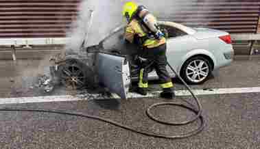 Auf der Autobahn A1 stand ein Auto in Vollbrand - es wurde niemand verletzt