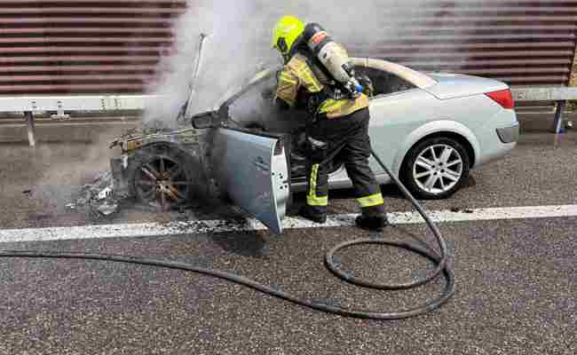 Auf der Autobahn A1 stand ein Auto in Vollbrand - es wurde niemand verletzt